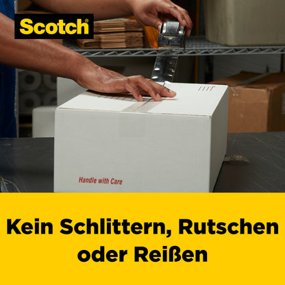 Eine Person verschließt einen weißen Karton mit Scotch® Box Lock™ Verpackungsklebeband 3950-LR3-DC (48 mm x 50 m, 3 Rollen/Packung) von 3M Deutschland GmbH. Die Schachtel steht auf einem Metalltisch und das Bild zeigt das Scotch-Logo sowie deutsche Informationen über rutschfeste Verpackungen.