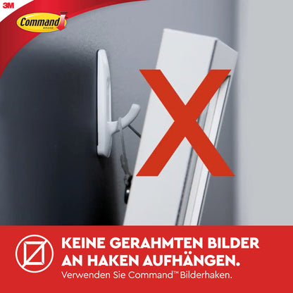 Ein gerahmtes Bild hängt schief an einem normalen Haken mit der Aufschrift "Haken Aufbewahrung" und einem roten X. Der deutsche Text rät davon ab und empfiehlt den 3M Command™ Medium Designer-Haken, 17081-FGN für die Ordnung Zuhause.