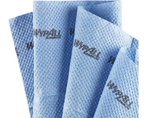 Vier blaue, viertelförmige WypAll® ForceMax PowerClean Reinigungstücher der Kimberly-Clark GmbH sind aufgefächert und zeigen jeweils das Markenlogo. Ihre holprige Textur ist ideal für anspruchsvolle Reinigungsaufgaben. Schachtel: 1 x 40 Blatt.