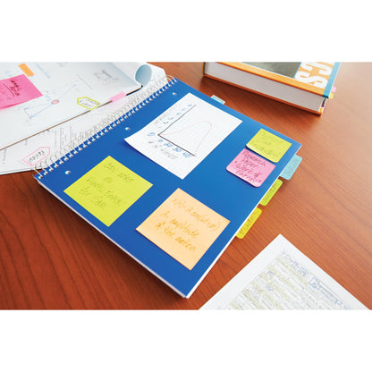 Ein blaues Spiralheft mit Post-it® Notes der 3M Deutschland GmbH in verschiedenen Neonfarben (38x51 mm, 100 Blatt/Block, 3 Blöcke/Packung) liegt auf einem Holztisch, neben Papieren und einem Schulbuch.