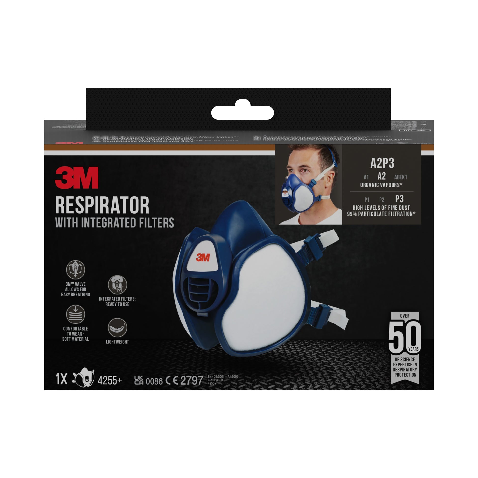 3M™ Atemschutzmaske mit integrierten Filtern von 3M Deutschland GmbH in blau-weißer Verpackung zeigt Produkt und Trägerin. Hervorgehobene Merkmale: hoher Schutz, Komfort, über 50 Anwendungen. Modellnummer: 4255+.