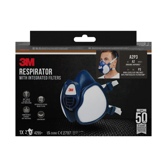 3M™ Atemschutzmaske mit integrierten Filtern von 3M Deutschland GmbH in blau-weißer Verpackung zeigt Produkt und Trägerin. Hervorgehobene Merkmale: hoher Schutz, Komfort, über 50 Anwendungen. Modellnummer: 4255+.