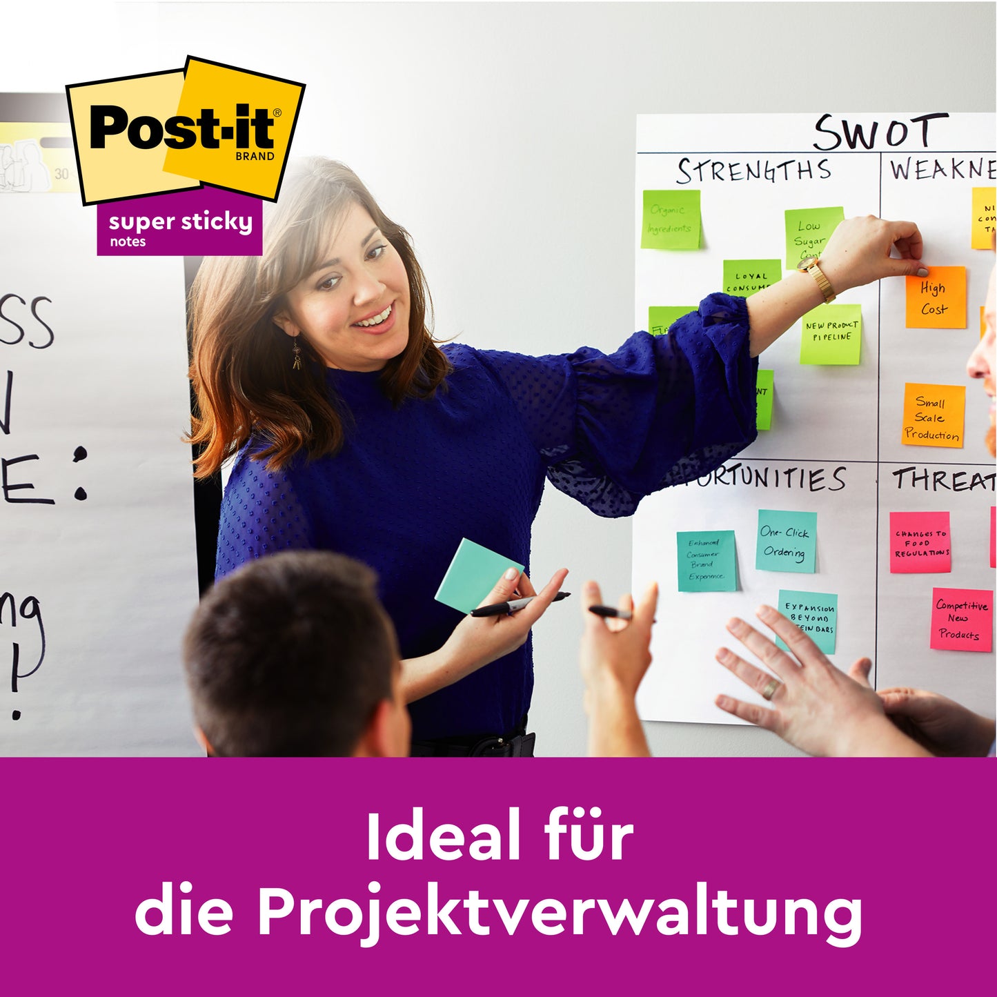 During a meeting, a woman points to a SWOT diagram filled with colorful Post-it® Super Sticky Notes (76 mm x 127 mm, 90 sheets/block, 16 blocks/pack, 3M Deutschland GmbH) while others contribute. The logo and the German text are visible.
