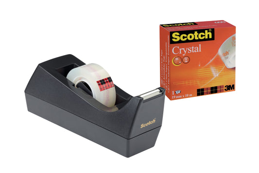 Ein schwarzer Scotch™ C38 Klebebandabroller mit einer Rolle Scotch® Crystal Tape (19 mm x 10 m) ist neben der orangefarbenen Verpackung der 3M Deutschland GmbH abgebildet.