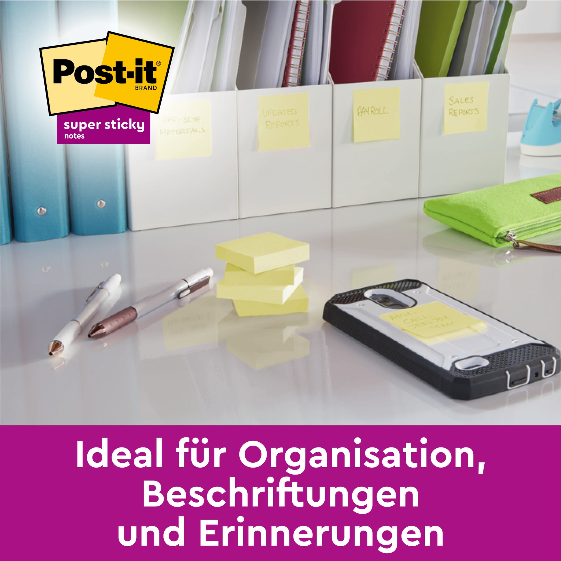 Auf einem Schreibtisch mit Stiften, einem Smartphone und Ordnern mit der Aufschrift "Umsatzberichte", "Gehaltsabrechnung" und "Gesuchte Berichte" liegen gut sichtbar Post-it® Super Sticky Notes (76 mm x 76 mm, 90 Blatt/Block, 100% PEFC) der 3M Deutschland GmbH zur Erinnerung und Organisation.
