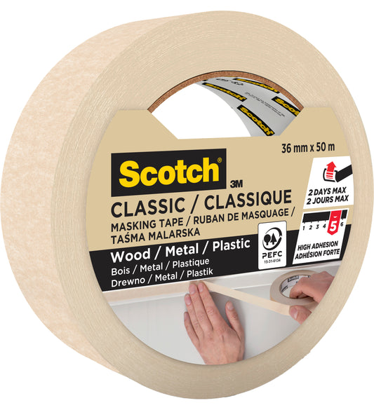 Eine 36 mm x 50 m Rolle Scotch® Classic Abdeckband von 3M, beige, für Holz, Metall & Kunststoff. PEFC-zertifiziert (70%), hohe Klebkraft, max. 2-Tage-Verwendung. Die Verpackung zeigt eine Hand, die das Band anbringt. 1 Rolle pro Packung.