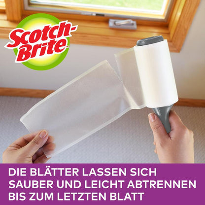 A person uses the Scotch-Brite™ Everyday Clean Lint Roller (56 sheets, 1/package) from 3M Deutschland GmbH, removes a sheet cleanly at the window - the German text explains the easy peeling off to the last sheet for lint-free results.