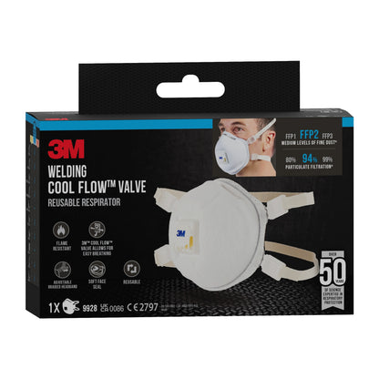 Die 3M™ Cool Flow™ Partikelmaske 9928 für Schweißarbeiten, mit Ventil von 3M Deutschland GmbH bietet FFP2-Schutz, ein weiches Nasenpolster und wird in einer Packung mit einer wiederverwendbaren Maske geliefert. Die Verpackung zeigt die Atemschutzmaske und den Benutzer.