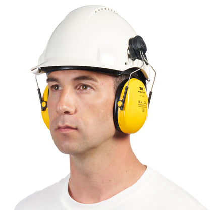 Eine Person mit weißem Helm und 3M™ PELTOR™ Optime™ I H510P3E Gehörschutz für Schutzhelm (SNR 26 dB, Gelb) von 3M Deutschland GmbH, leicht nach links gewandt, mit neutralem Gesichtsausdruck in einem schlichten weißen Hemd.