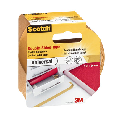 Auf einer verpackten Rolle Scotch® doppelseitiges Klebeband UNIVERSAL (7 m x 50 mm) der 3M Deutschland GmbH mit der Aufschrift "universal" sind Merkmale in mehreren Sprachen und Bilder für die Verwendung auf Möbeln und Teppichen abgebildet.