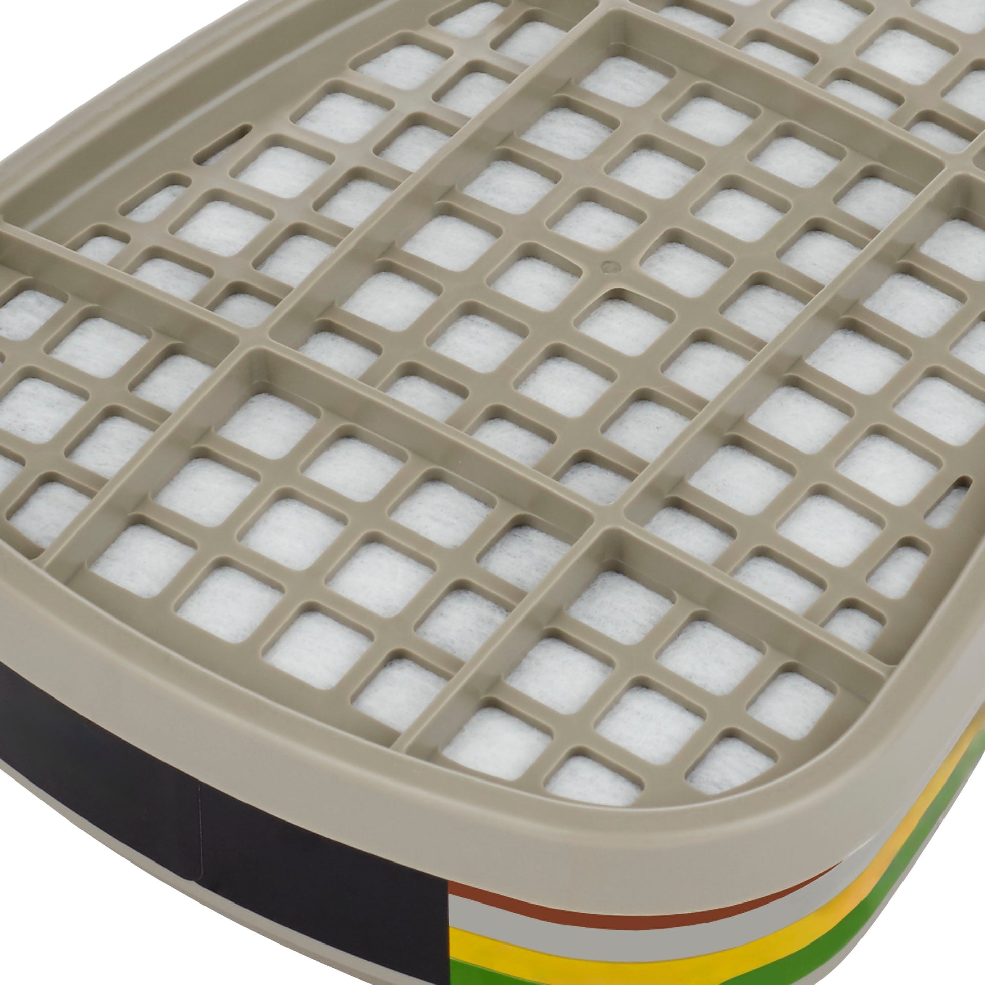 Nahaufnahme einer 3M™ Filterpatrone 6059 (ABEK1-Kombifilter, 1 Paar/Packung) von 3M Deutschland GmbH mit beiger Kunststoffgitterabdeckung, darunter liegendem weißen Filtermedium und mehrfarbigem Seitenstreifen.