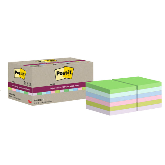 Eine Schachtel Post-it® Super Sticky 100% Recycling Notes (47,6 x 47,6 mm, 70 Blatt/Block, 100% PEFC) von 3M Deutschland GmbH wird neben Stapeln von grünen, blauen, lila, rosa und gelben Haftnotizen gezeigt.