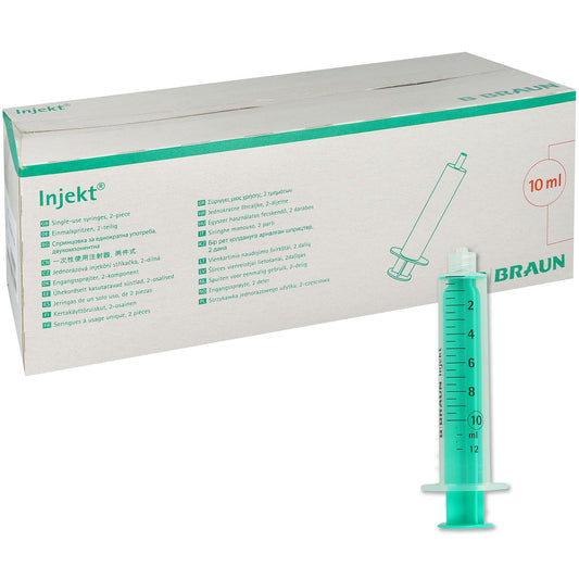 Es wird eine Schachtel mit der Aufschrift "B. Braun Injekt Solo Spritze, 10ml Luer-Ansatz, exzentrisch | Packung (100 Stück)" gezeigt, vor der eine einzelne grüne Spritze mit Messlinien und einem durchsichtigen Kolben steht.