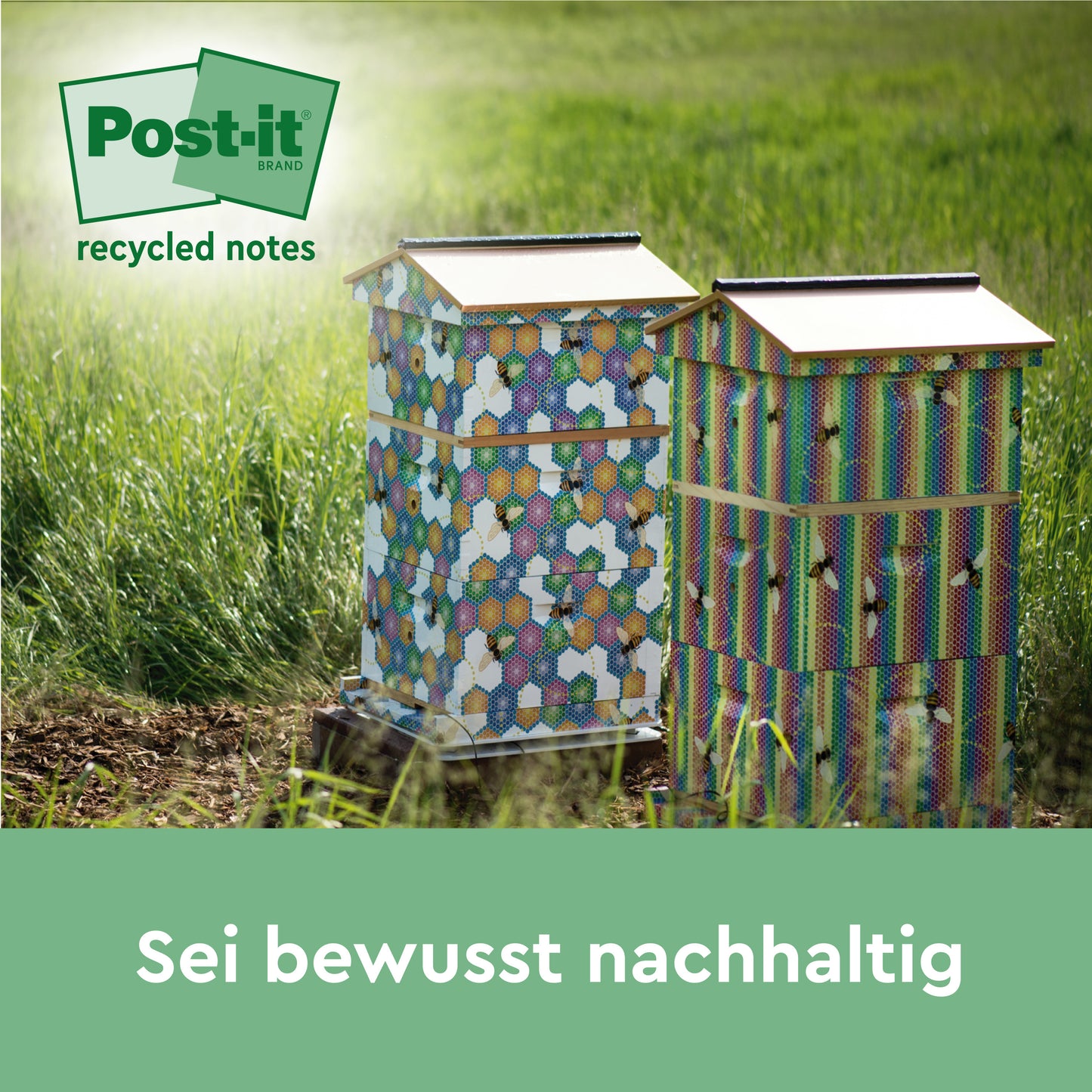 Two decorated beehives stand on a meadow, the logo of Post-it® Super Sticky 100% Recycled Notes (47.6 x 47.6 mm, 70 sheets/block, 100% PEFC) from 3M Deutschland GmbH is visible in the top left. The German text reads: "Be consciously sustainable.