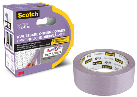 Eine Rolle Scotch® Malerabdeckband für empfindliche Oberflächen (36 mm x 41 m) von 3M Deutschland GmbH, in einer Verpackung mit lila und gelben Akzenten, mit Text in Niederländisch und Deutsch. 100% PEFC SGSCH-PEFC-COC-110078.