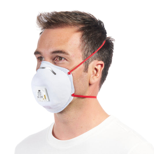 Ein Mann im Profil trägt eine 3M™ Cool Flow™ Partikelmaske 8833 FFP3 mit roten Bändern und Ventil, von 3M Deutschland GmbH, vor einem schlichten weißen Hintergrund.