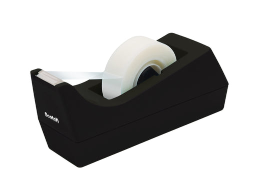 Der Scotch™ Schreibtisch-Klebebandabroller C38 in Schwarz von 3M Deutschland GmbH hält eine Rolle transparentes Klebeband, mit einem Stück Band bereit zur Nutzung. Das Markenlogo ist auf dem Abroller sichtbar.