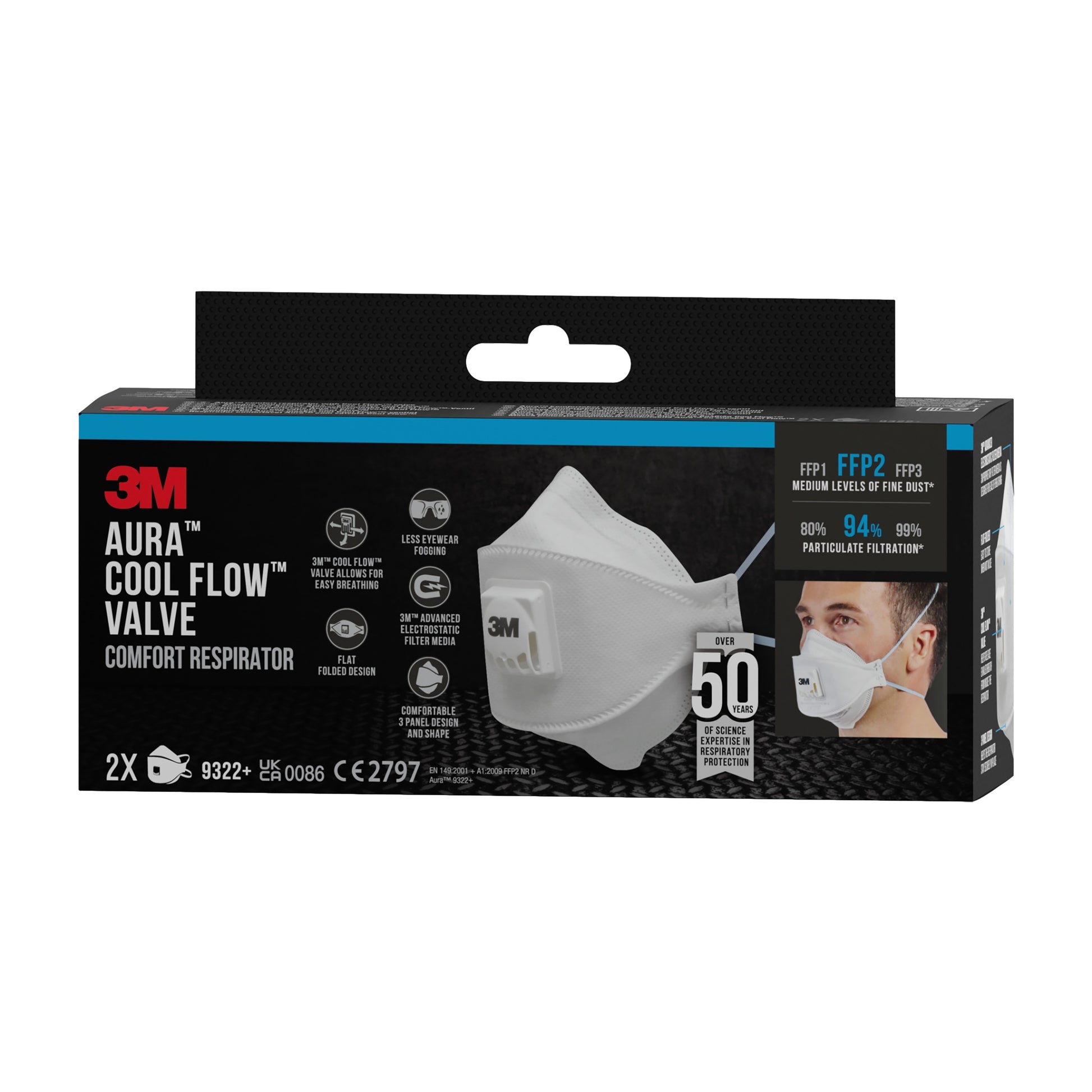 Eine schwarze Schachtel mit blauen und weißen Akzenten zeigt die 3M™ Aura™ Comfort Cool Flow™ Partikelmaske 9322+, FFP2, mit Ventil von 3M Deutschland GmbH mit einem Maskenbild, Produktdetails, Filtrationsgrad und Symbolen für 2 Masken pro Schachtel.