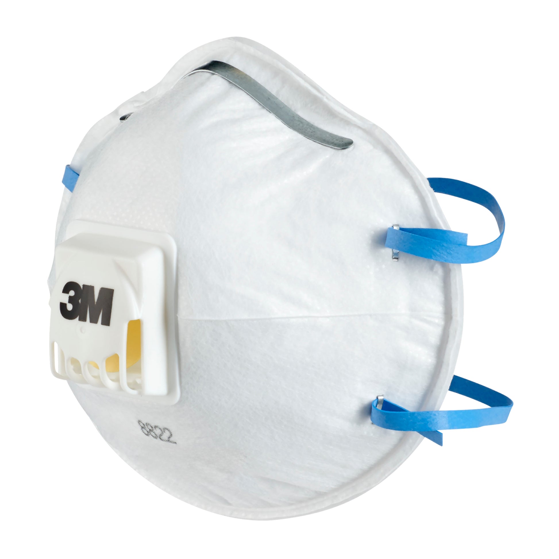 Eine 3M™ Cool Flow™ Partikelmaske 8822, FFP2, mit Ventil von 3M Deutschland GmbH in Weiß mit blauem Elastikband wird unbenutzt und leicht angewinkelt vor weißem Hintergrund gezeigt.