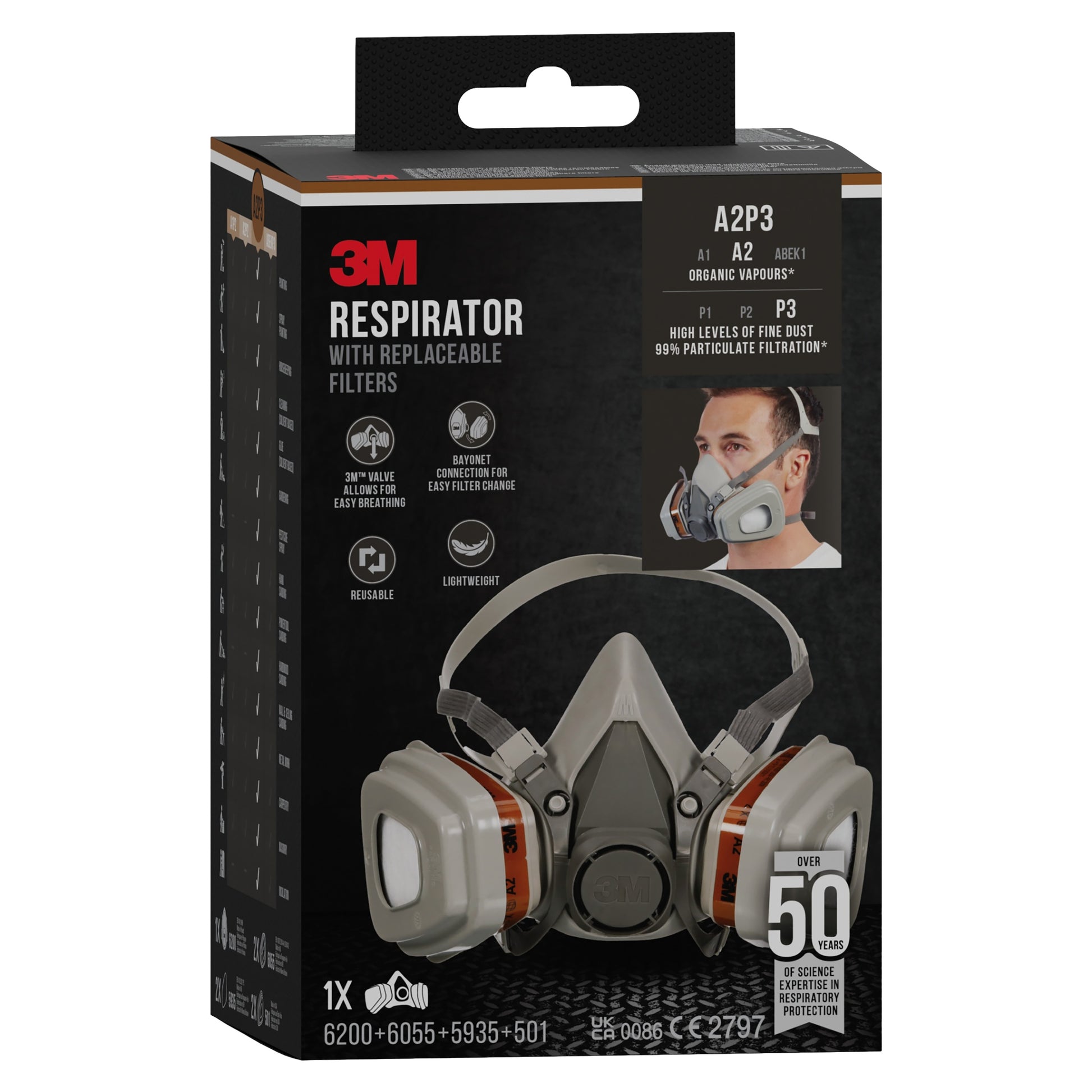 Eine schwarze Box der 3M™ Atemschutzmaske 6003KIT-1 (1x6200, 2x6055, 2x5935, 2x501), A2P3 für organische Dämpfe und Feinstaub von 3M Deutschland GmbH mit Abbildung der Maske, Feature-Icons und Angaben zu Modellnummern und Filterschutz.