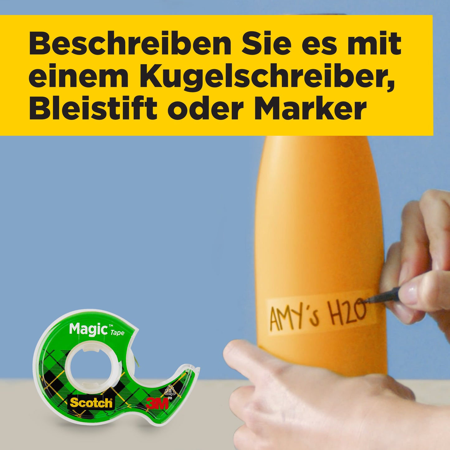 Someone writes "AMY'S H2O" on an orange bottle with a black marker. In front of it lies a roll of Scotch® Magic™ Invisible Tape (19 mm x 25 m) from 3M Deutschland GmbH. A yellow banner at the top shows German information about writing instruments.