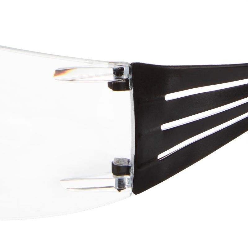 Close-up of the hinge of the 3M™ SecureFit™ reading safety glasses from 3M Deutschland GmbH, showing the clear lens attached to a black temple with three elongated openings.