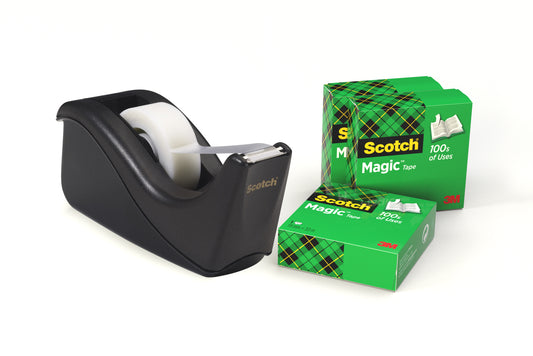 Ein Scotch™ Klebeband-Abroller C60 in Schwarz mit einer Rolle Scotch® Magic™ Unsichtbares Klebeband steht neben zwei ungeöffneten grünen Packungen des gleichen Bands von 3M Deutschland GmbH, mit Tartanmuster und 3M-Logo auf den Schachteln.