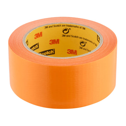 Eine Rolle Scotch® High Visibility Klebeband, orange, 25 m x 48 mm von 3M Deutschland GmbH, mit dem 3M Logo auf dem Innenkern, abgebildet auf weißem Hintergrund. Die Packung enthält 6 Rollen.