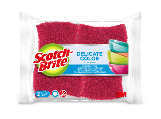 Eine Packung Scotch-Brite® Delicate Color kratzfreie Reinigungsschwämme von 3M Deutschland GmbH, mit 2 Schwämmen pro Packung. Auf der Verpackung sind der Produktname und Bilder von bunten Schalen abgebildet.