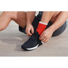 Delta-Cast Soft, semi-rigid support bandage, bear paws – in use
