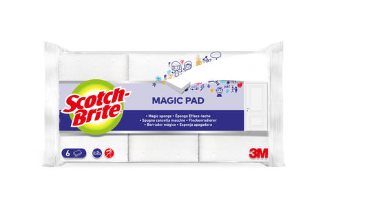 Eine Packung der 3M Deutschland GmbH Scotch-Brite® Magic Pad enthält sechs weiße Reinigungsschwämme, auf denen das Markenlogo, der Produktname und die Anwendungssymbole auf weißem Hintergrund abgebildet sind.