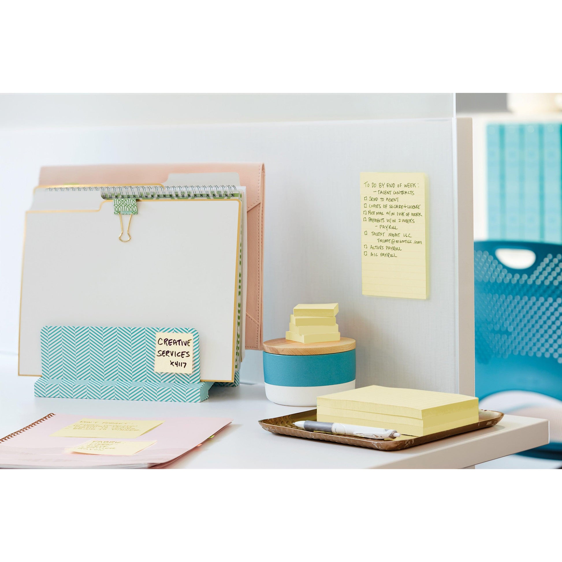 Ein aufgeräumter Schreibtisch mit Aktenordnern, einem Halter "Creative Services Kit" im Chevron-Muster, 3M Deutschland GmbH Post-it® Super Sticky Notes (76x76mm, 90 Blatt/Block, 100% PEFC), einem Stift, einem kleinen Behälter und einer To-Do-Liste auf einem weißen Trennblatt.