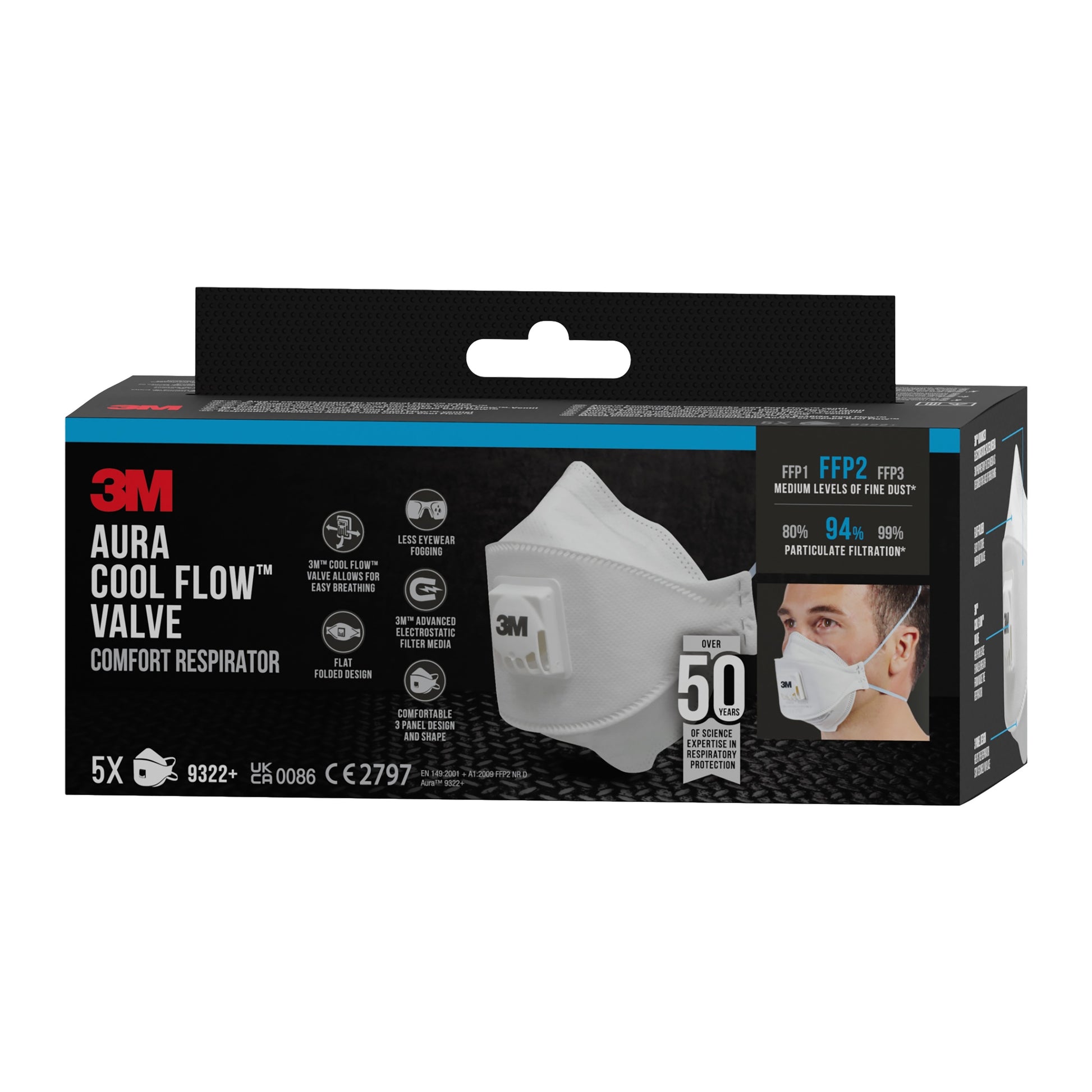 Eine schwarze Schachtel der 3M™ Aura™ Comfort Cool Flow™ Partikelmaske 9322+, FFP2, mit Ventil von 3M Deutschland GmbH, mit einem Bild einer Person, die die Maske trägt, und Produktdetails: 5 Masken pro Packung, 94% Partikelfiltration.