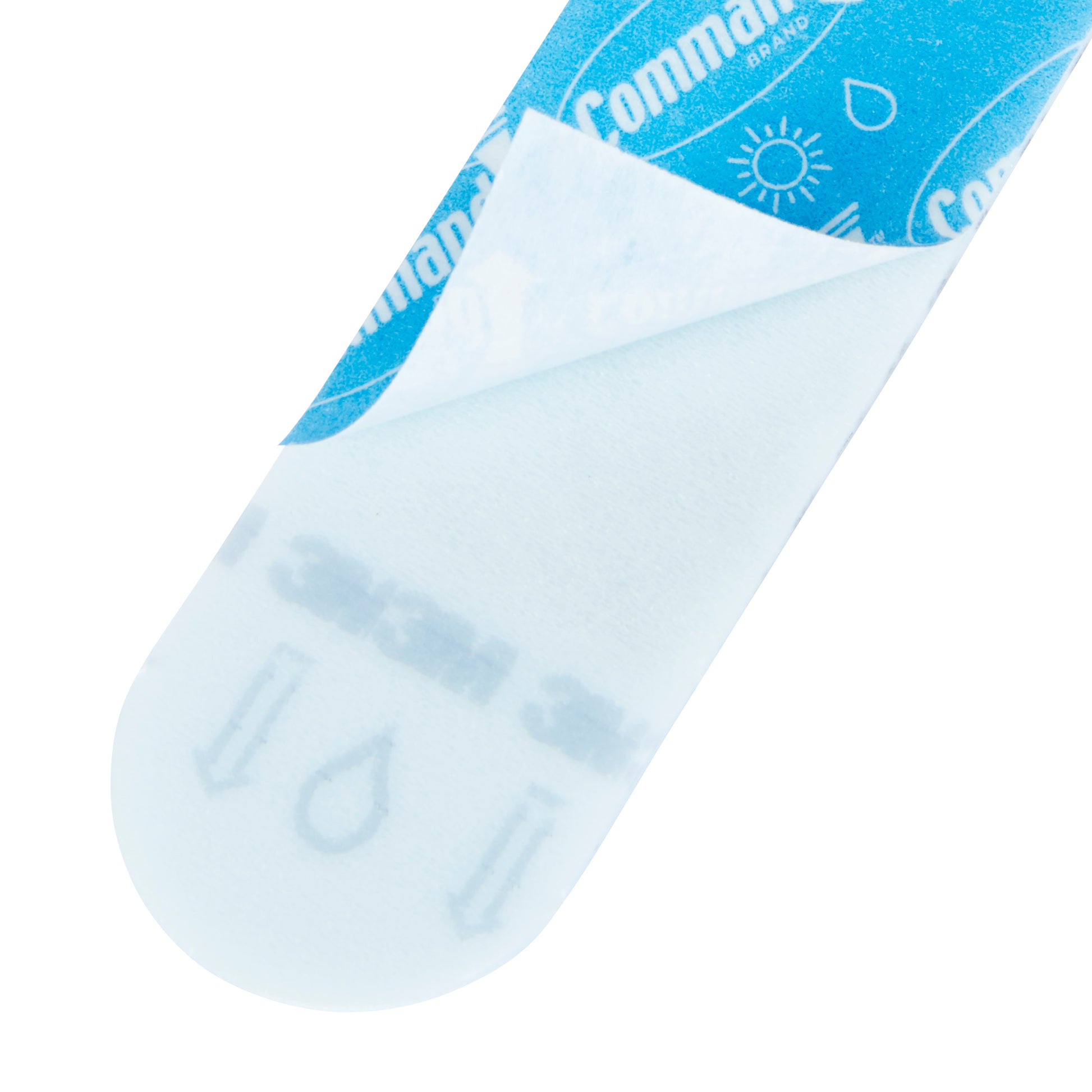 Eine Nahaufnahme eines 3M Command™ wasserresistenten Streifens aus dem Multipack (8×S, 4×M, 4×L), mit teilweise abgezogener blauer Rückseite und aufgedruckten Anwendungssymbolen wie Pfeilen und Wassertropfen.