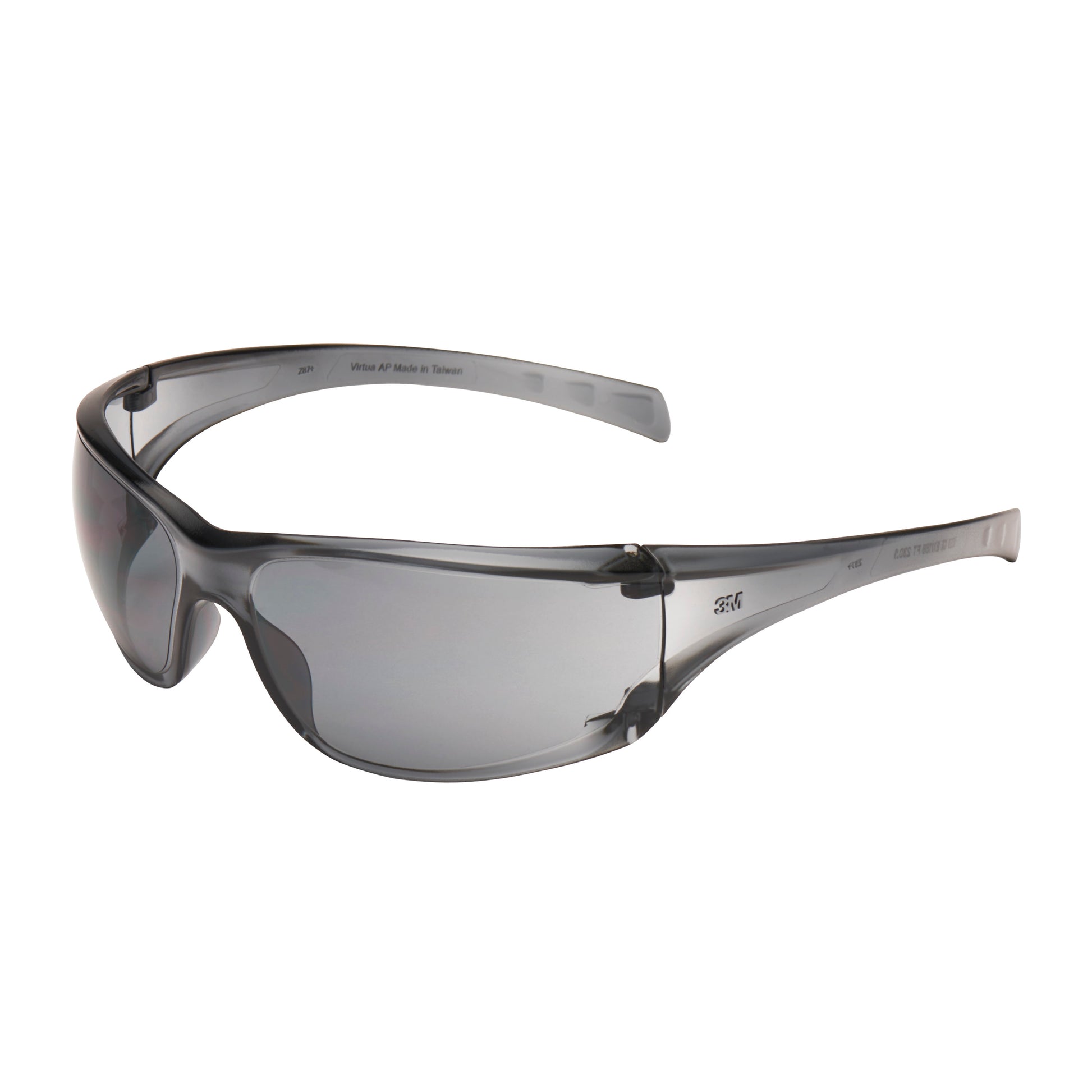 Die 3M™ Virtua™ AP Schutzbrille von 3M Deutschland GmbH hat einen transparenten grauen Rahmen und grau getönte, einteilige Gläser. Die Brille wird in einer Packung mit 1 Stück geliefert und ist auf weißem Hintergrund abgebildet.