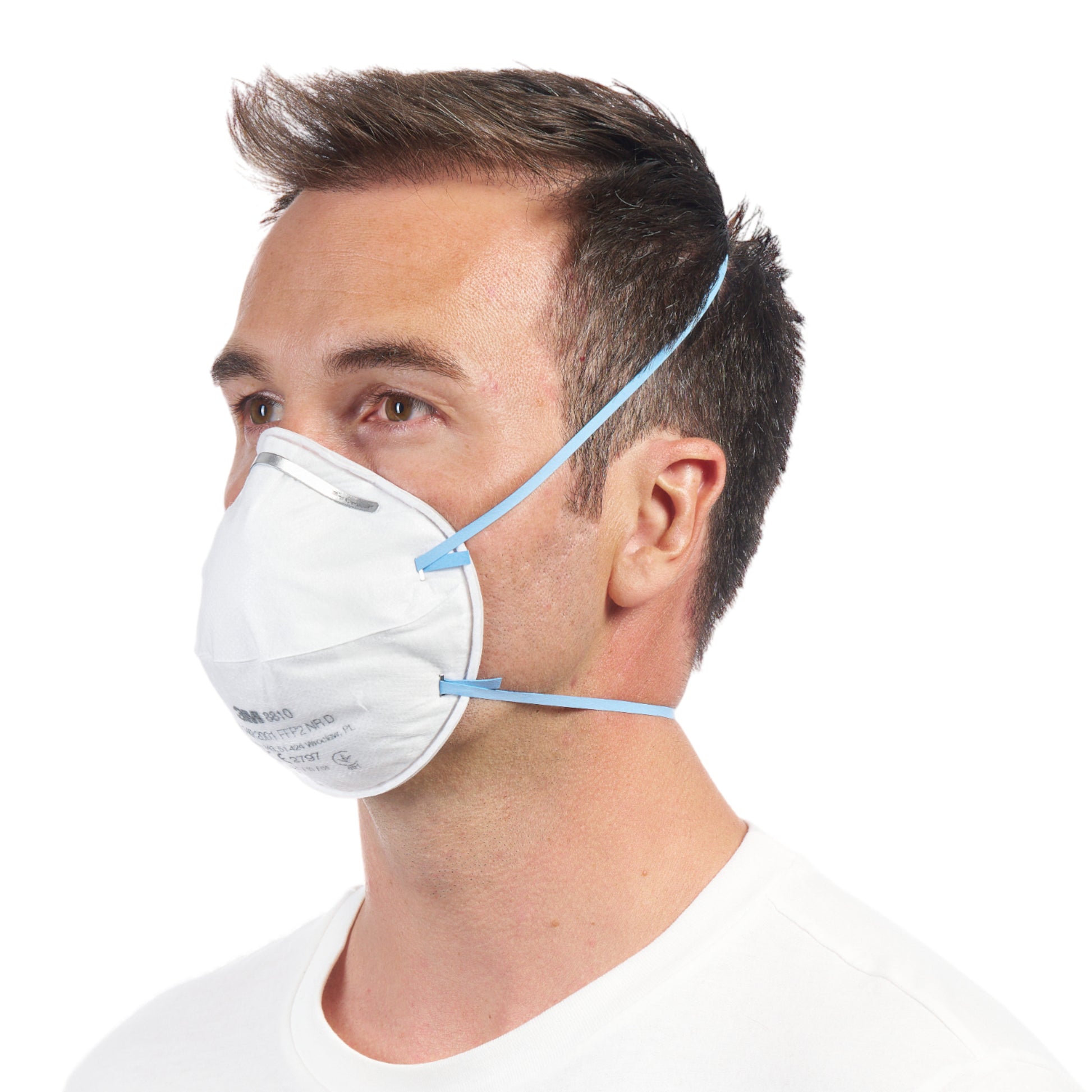 Ein Mann im Profil trägt eine 3M™ Partikelmaske 8810 FFP2 Atemschutzmaske ohne Ventil (von 3M Deutschland GmbH) mit zwei blauen Bändern vor einem weißen Hintergrund.