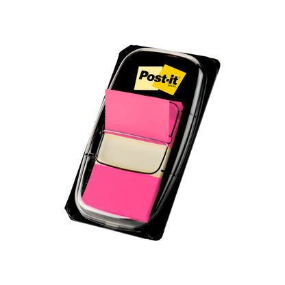 Eine Packung 3M Deutschland GmbH Post-it® Index Haftstreifen, Standard (25,4 mm x 43,2 mm), 50 Stück in einem Spender mit leuchtend rosa Fähnchen und dem gelben Post-it Logo auf dem Etikett.