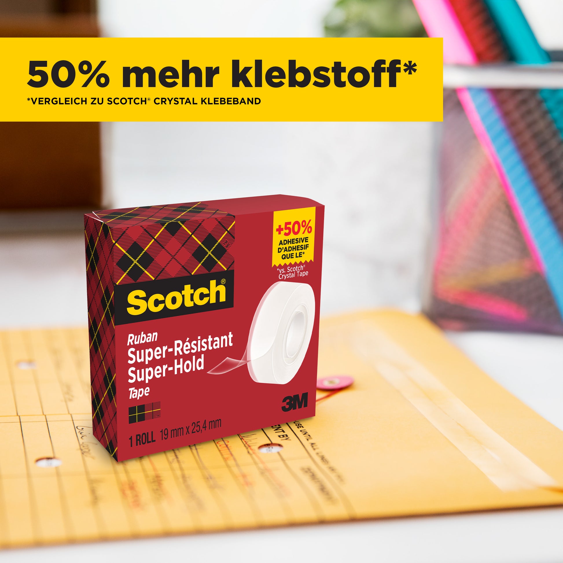 Eine Schachtel Scotch® Super-Hold Secure Tape, 1 Rolle (19 mm x 25,4 m) der 3M Deutschland GmbH liegt auf einem Briefumschlag, darüber ein gelbes Banner mit der Aufschrift "50% mehr klebstoff*", also 50% mehr Klebstoff.