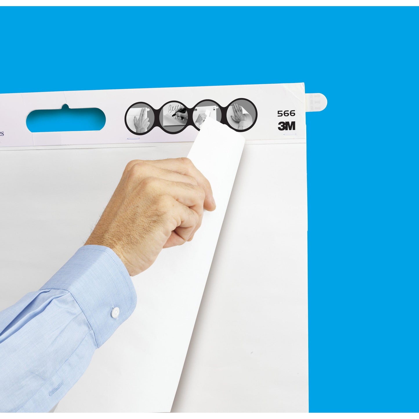 Eine Person in einem hellblauen Hemd zieht ein Blatt von einem 3M Post-it® Super Sticky selbsthaftendes Meeting Chart für Wand-Montage 566 (58,4 x 50,8 cm, Weiß, 20 Blatt, inkl. Command™-Streifen) vor einem einfarbig blauen Hintergrund mit einer bebilderten Anleitung darüber ab.