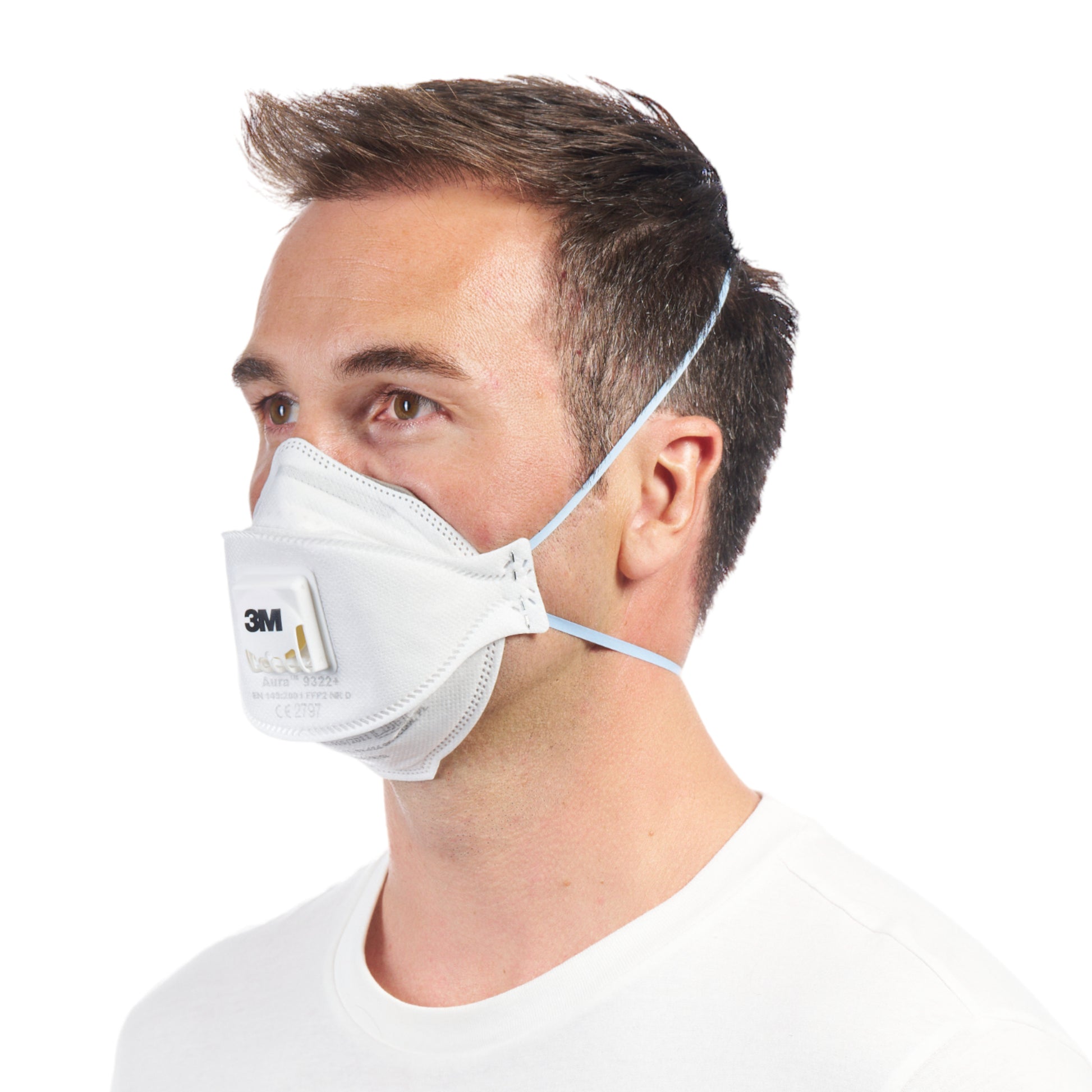 Ein Mann trägt die 3M™ Aura™ Comfort Cool Flow™ Partikelmaske 9332+ FFP3 mit Ventil von 3M Deutschland GmbH, die mit zwei elastischen Bändern befestigt ist, von links vor einem einfarbig weißen Hintergrund.
