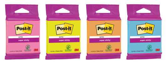 Vier Packungen Post-it® Super Sticky Notes (76 mm x 76 mm, 45 Blatt, 100% PEFC) der 3M Deutschland GmbH sind in einer lila Verpackung mit rosa, gelben, orangen und blauen Etiketten mit der Aufschrift "super sticky" aufgereiht.