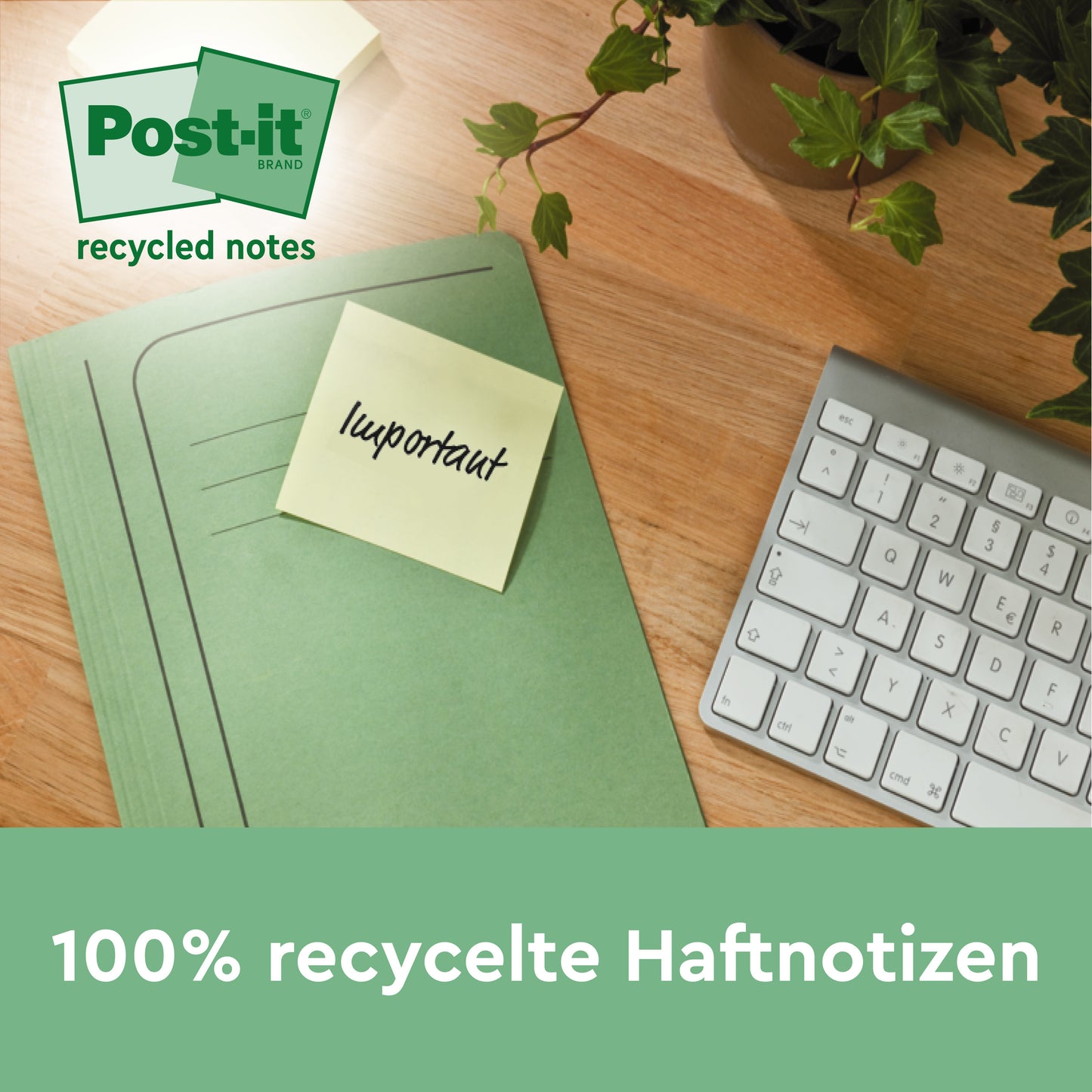 A green folder with a Post-it® Recycling Note (76 mm x 76 mm, 100 sheets, 100% PEFC) from 3M Deutschland GmbH with the word "important" lies on a wooden table next to a keyboard and a plant. Text: "Post-it recycled sticky notes" and "100% recycled sticky notes."