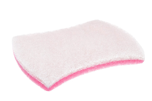 Eine Nahaufnahme des Scotch-Brite® Bath XXL Reinigungsschwamm für das Bad von 3M Deutschland GmbH, ein rosa-weißer gebogener Reinigungsschwamm, fotografiert auf weißem Hintergrund (1 Stück pro Packung).