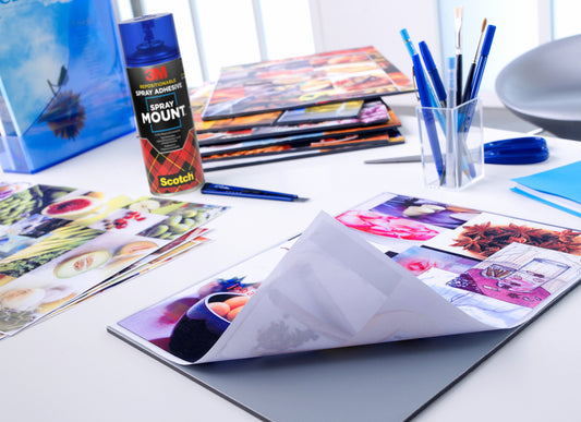 Ein Schreibtisch mit einer Dose 3M™ Scotch® SprayMount™ Klebespray (400 ml, 1 pro Packung) von 3M Deutschland GmbH.