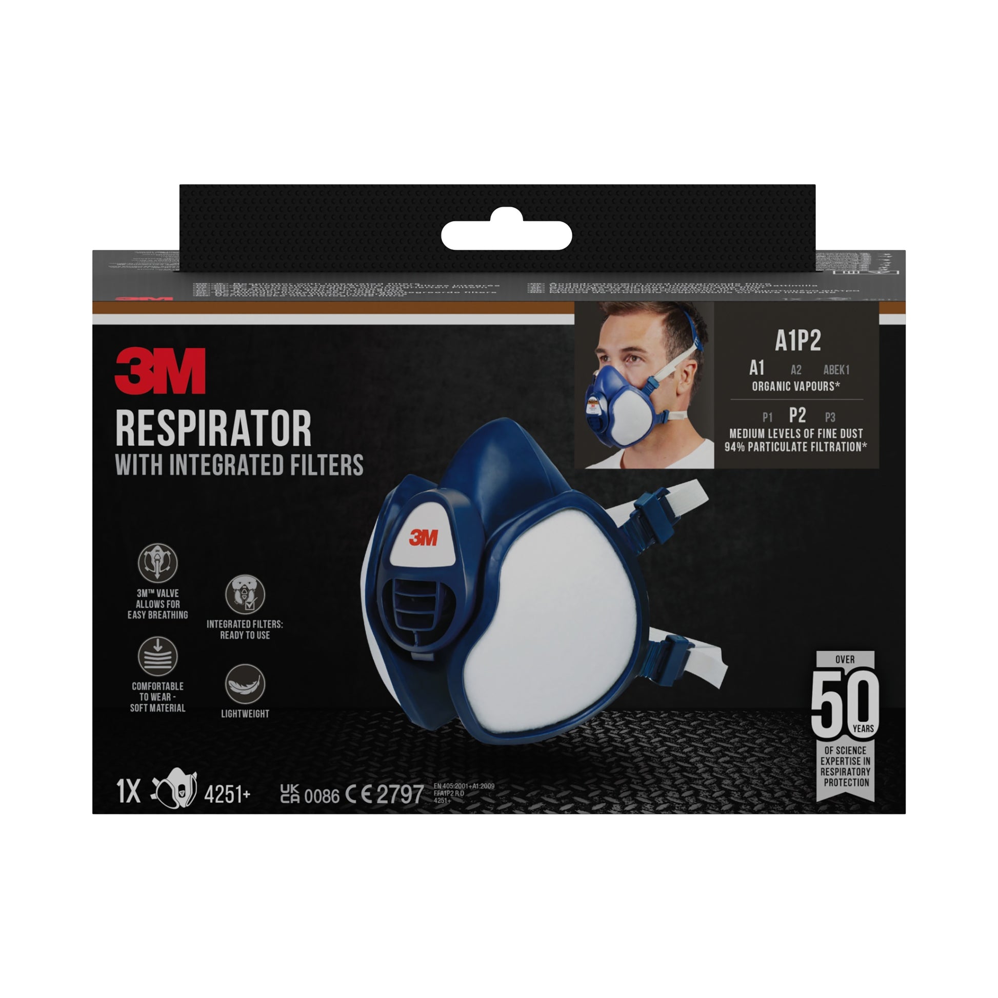 Eine Schachtel der 3M™ Atemschutzmaske mit integrierten Filtern von 3M Deutschland GmbH zeigt die Maske und einen Träger und hebt den A1P2-Schutz, das weiche, leichte Material und den über 50-fachen Schutz vor beruflicher Exposition auf der Verpackung hervor.