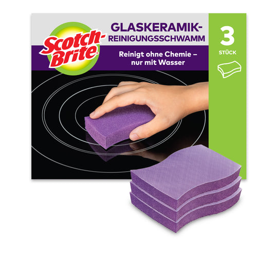 Die Abbildung zeigt eine Schachtel der 3M Deutschland GmbH Scotch-Brite™ Glaskeramik-Reinigungsschwamm (3 Stück pro Packung) mit deutscher Beschriftung, die eine Hand beim Reinigen einer Herdplatte und drei davor gestapelte lila Schwämme zeigt.