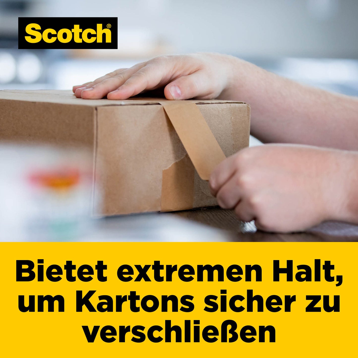Eine Person verschließt einen braunen Karton mit Scotch® Box Lock™ Papier-Verpackungsband (48 mm x 22,8 m, 1 Rolle) der 3M Deutschland GmbH; der deutsche Text hebt den robusten Halt für sichere Kartonverschlüsse auf gelbem Hintergrund hervor.