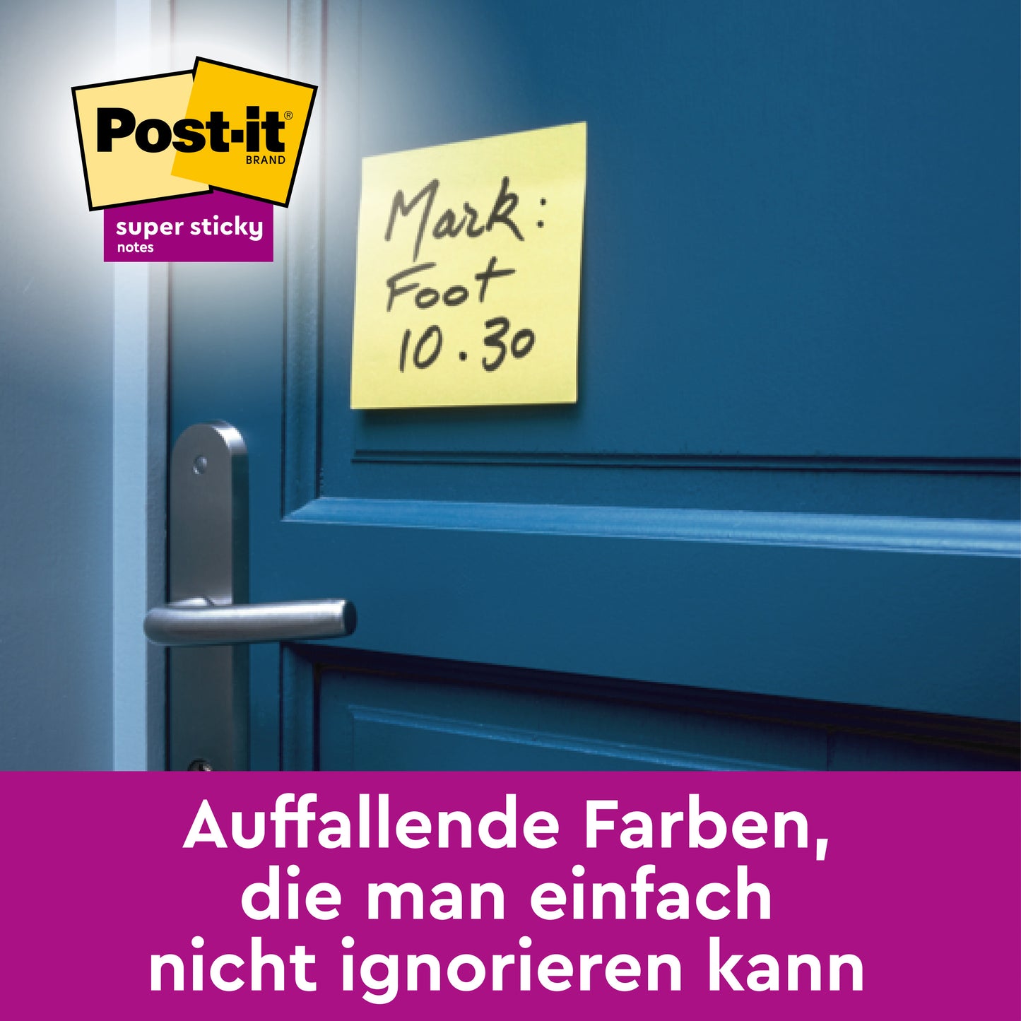 A yellow Post-it® Super Sticky 100% Recycled Note (76x76mm, 70 sheets, 100% PEFC) from 3M Deutschland GmbH sticks to a blue door above the handle. It bears the inscription "Mark: Foot 10.30" and is adorned with a bright banner: "Eye-catching colors you just can't ignore.