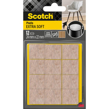 Eine Packung mit 12 Scotch® Extra weiche Filzpads SP84A24, selbsthaftend, beige, 24 mm x 22 mm von 3M Deutschland GmbH. Lieferung auf gelber Unterlage; die Verpackung zeigt ein Stuhlbein, das durch das Pad geschützt wird.