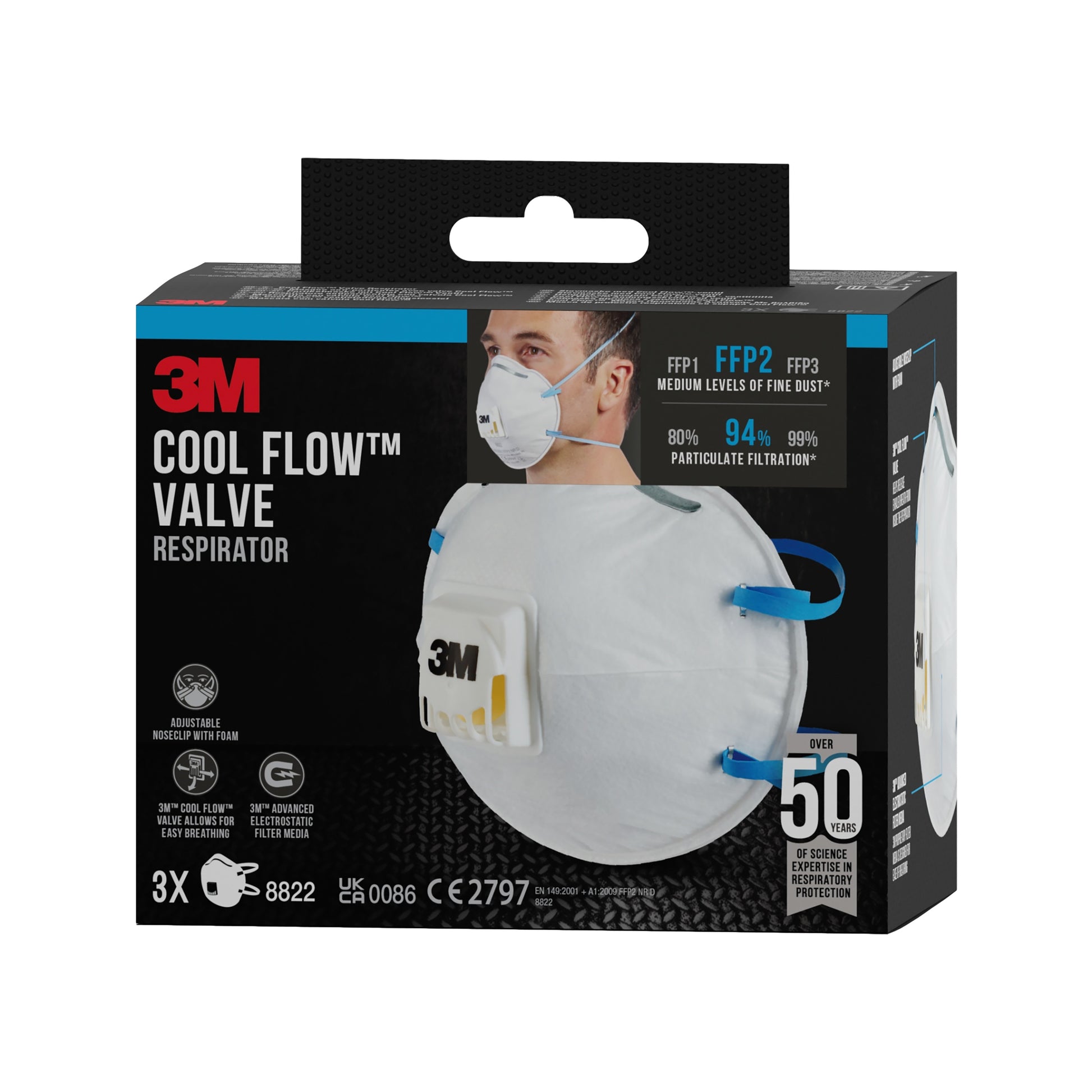 Eine 3M™ Cool Flow™ Partikelmaske 8822, FFP2, mit Ventilbox von 3M Deutschland GmbH zeigt die Maske, das Branding, "FFP2", "94% Partikelfiltration", "über 50 Einsätze" und einen Mann mit der Maske.